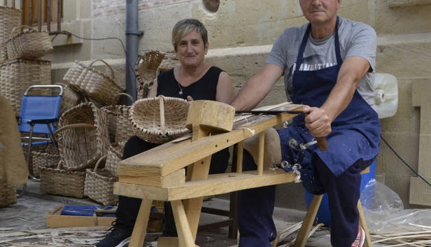 Estella se llena con la rúa de los oficios y el mercado artesanal