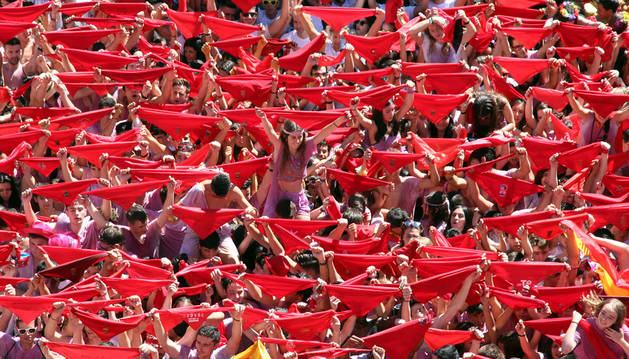 La plaza de los Fueros se tiñó de rojo justo antes del cohete por los pañuelos en alto de todos los asistentes.