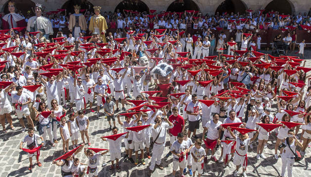 La plaza del Ayuntamiento de Puente la Reina se llenó ayer a la tarde de una marea blanca y roja para inaugurar entre vítores las fiestas del pueblo.
