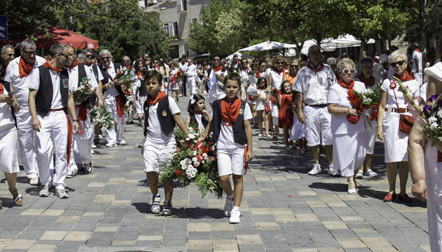 Dos niños de la peña La Teba desfilan por la calle Herrerías en el previo recorrido a la ofrenda floral a Santa Ana.