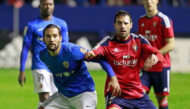 Quique González pugna con Javi Flaño en el partido de la pasada temporada entre Osasuna y Almería.