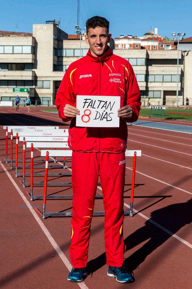 El atleta de Barañáin Sergio Fernández en el estadio de Larrabide, una semana después de conseguir la mínima olímpica, cuando visitó Pamplona. Durante la mayor parte del año reside en Madrid.