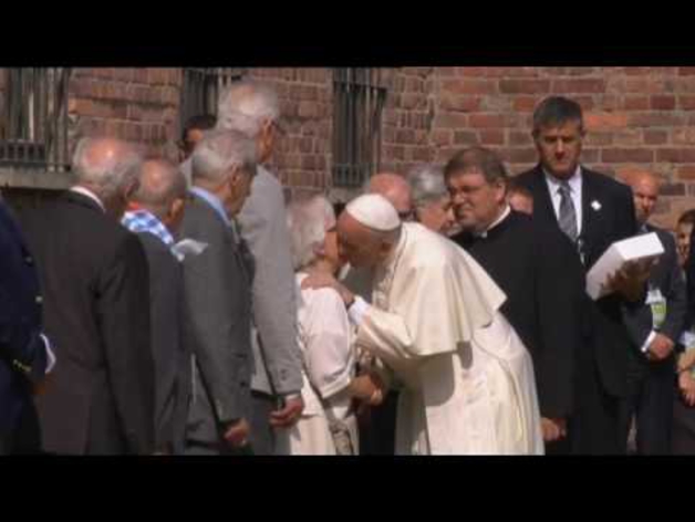 El Papa visita Auschwitz