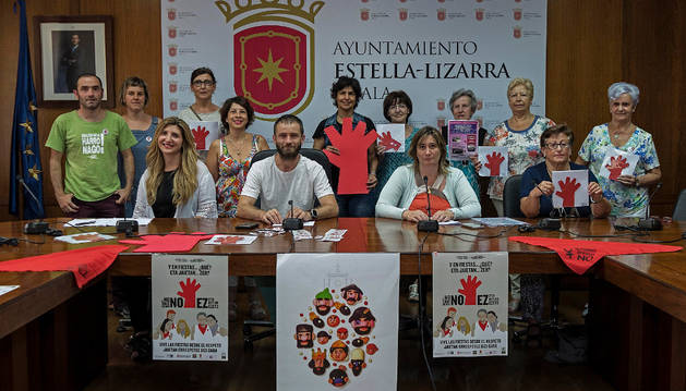 La comisión de Igualdad del Ayuntamiento de Estella ayer en la presentación de la campaña.