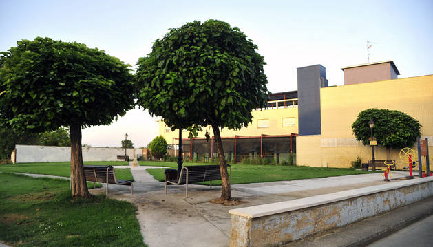 La plaza que ha provocado el enfrentamiento se ubica junto al parque contiguo a la residencia de ancianos.