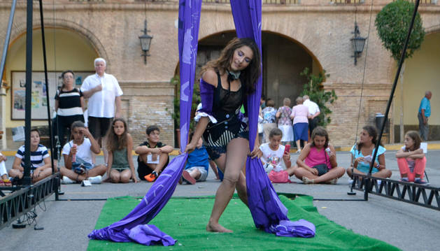 El espectáculo de danza aérea en tela, de la colombiana Laquebaila, junto a la iglesia del Salvador de Azagra.