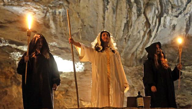 La pamplonesa Natalia Ordoqui Rudi interpretó a la Reina de las Brujas. Junto a ella, Oaia Almandoz Garmendia (izq.) e Ihintza Zozaya Irazoki, vecinas de Zugarramurdi.
