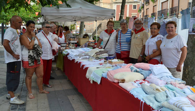 El punto de venta de la ong La Esperanza, ayer en la feria de artesanía, con el misionero Alfredo Marzo.