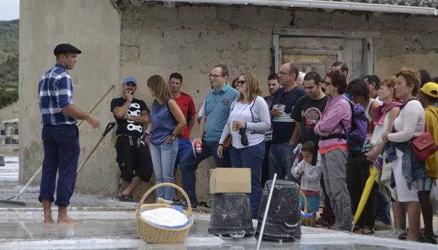 Uno de los momentos de las visitas guiadas que recorrieron las instalaciones de la explotación salinera.