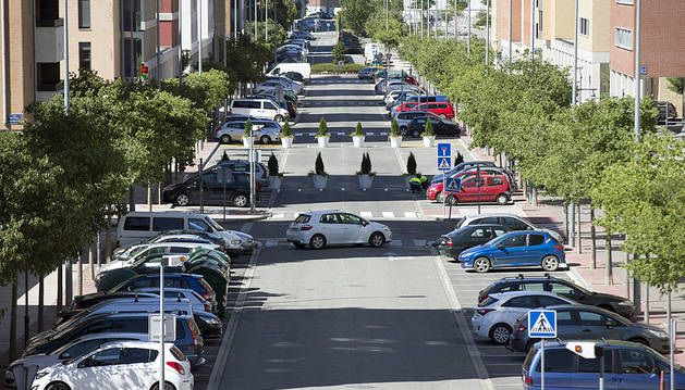 Vista general de la calle María Domínguez de Artica, cortada al tráfico en el tramo central con unas macetas.