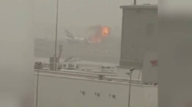 Una explosión en un avión obliga a cerrar el tráfico del aeropuerto internacional de Dubai