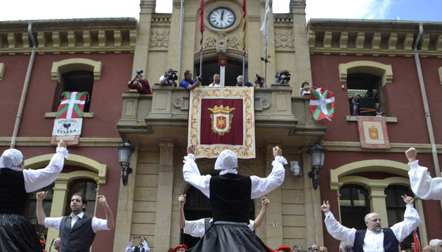 Bildu saca la ikurriña a la fachada del Ayuntamiento