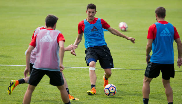 David García pasa el balón a Goran Causic en un ejercicio durante el entrenamiento de ayer.