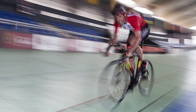 Juan Peralta, en pleno esfuerzo durante una serie en el velódromo de Tafalla, donde ha hecho gran parte de su preparación de cara a los Juegos de Río de Janeiro 2016.