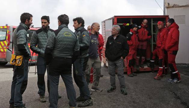 Miembros del GREIM de la Guardia Civil se preparaban el jueves para iniciar la subida del francés accidentado al exterior.
