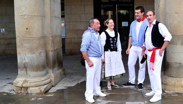 Desde la izda., Demetrio Lacunza, Amaia Arregi, Iker Arregi y Javier Zudaire, en representación de la peña El Aguazón y el Grupo de Danzas. Serán los encargados de lanzar hoy el cohete.