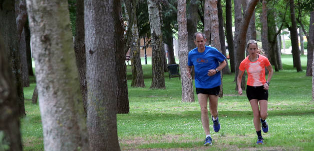 bel Antón, bicamepón mundial de maratón y actual entrenador de la navarra, corre junto a Estela Navascués por el céntrico parque soriano de la Alameda de Cervantes.