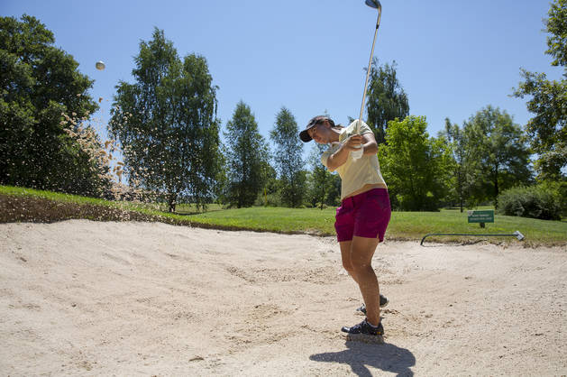 Carlota Ciganda saca la bola de un búnker (una trampa de arena) en el campo de La Ulzama unos días antes de partir a Río de Janeiro.