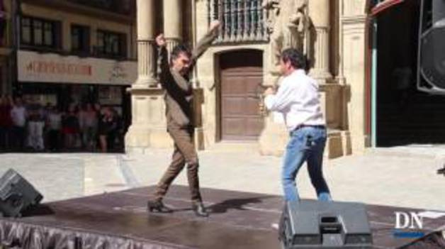 Aurresku gitano en la plaza Consistorial