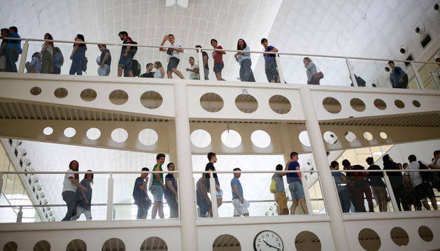 Un grupo de estudiantes de primer curso recorren los pasillos de la Biblioteca de la UPNA en la jornada de bienvenida de ayer.