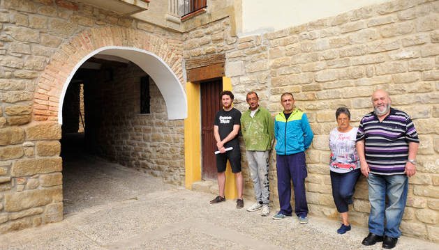 El pasadizo recién remodelado y con la piedra sacada. A su lado, desde la izquierda, Amaiur Esparza, Ignacio Caballero y Mariano Maya, que participaron en el auzolan, junto a los vecinos Mª Luz Bermúdez y Manolo Abínzano.