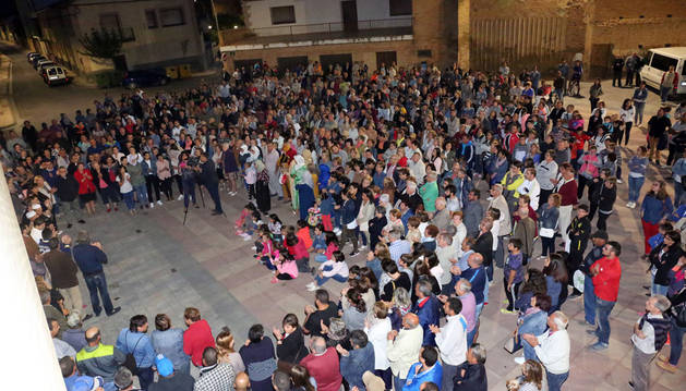 Los asistentes a la concentración de condena de los ataques a iglesias, en la plaza del Ayuntamiento de Ribaforada.