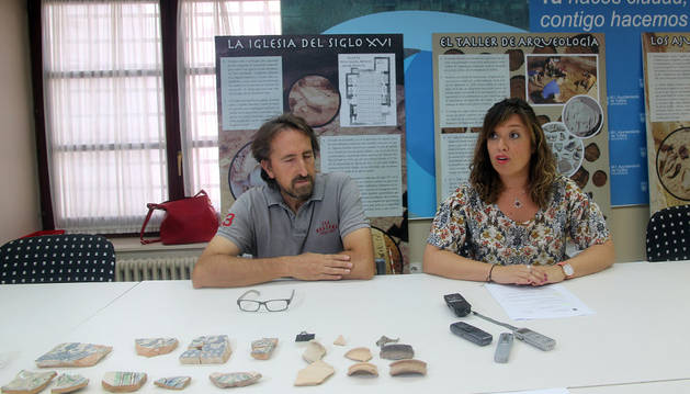 Juanjo Bienes y Silvia Cepas con algunos de los hallazgos de las últimas excavaciones en San Nicolás.
