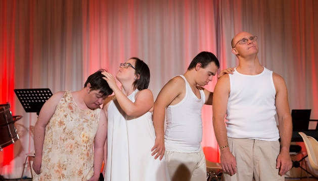 De izda a dcha; los bailarines de la compañía artística 'Atena' Aitziber Aranburu, Hazel Loinaz, Iker San Miguel y Mikel Sola, el martes en el Centro Huarte.