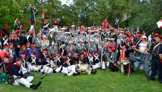 Algunos de los casi 200 actores que recrearon a los soldados de ambos ejércitos en la batalla de las Améscoas, escenificada ayer en el parque de los Llanos de Estella.
