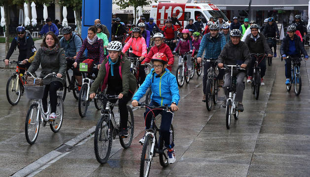 Salida de los ciclistas participantes en la marcha popular desde la Plaza del Castillo.