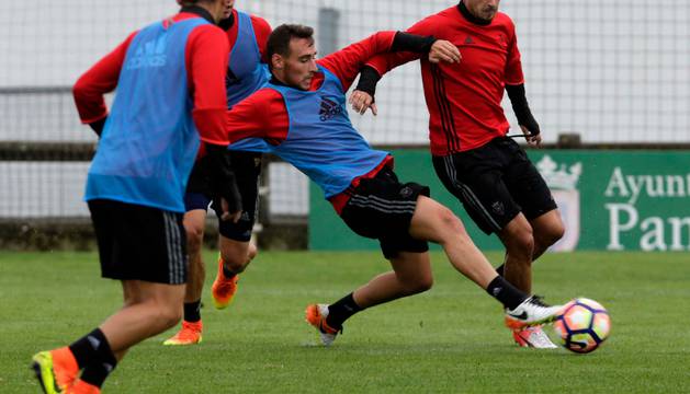 Imanol García intenta frenar el avance de Sergio León en el entrenamiento de ayer.
