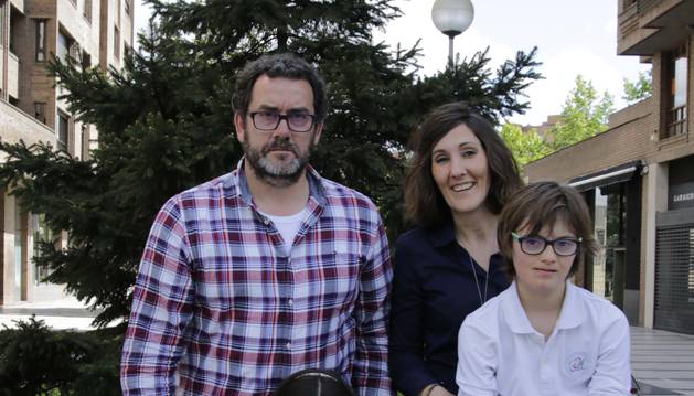 Marcos Beriáin Yoldi, de 12 años y alumno de 1º de ESO en el colegio Nuestra Señora del Huerto, posa con su hermana Carlota, de 10; y sus padres Carlos y Miren Edurne, en el barrio de San Juan.