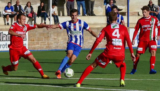 Hinojosa conduce el balón rodeado de tres rivales del Somozas ayer en la victoria del Izarra en Merkatondoa.