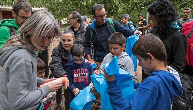 Para la recogida de residuos del río se repartieron bolsas de basura a todos los voluntarios.