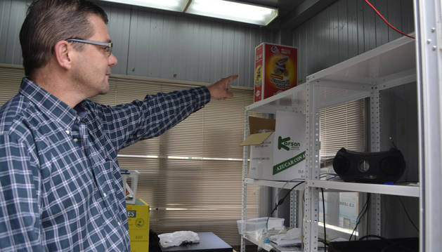 El presidente del CD Lerinés, Miguel Lorente, en el interior de la taquilla, donde se produjo el hurto.