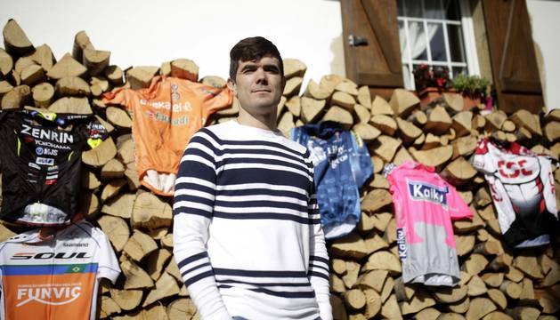 Pablo Urtasun, con los maillots que ha vestido como ciclista profesional durante 11 años (Csc, Kaiku, Liberty, Euskaltel, Ukyo y Funvic) junto a su casa en Urdiáin