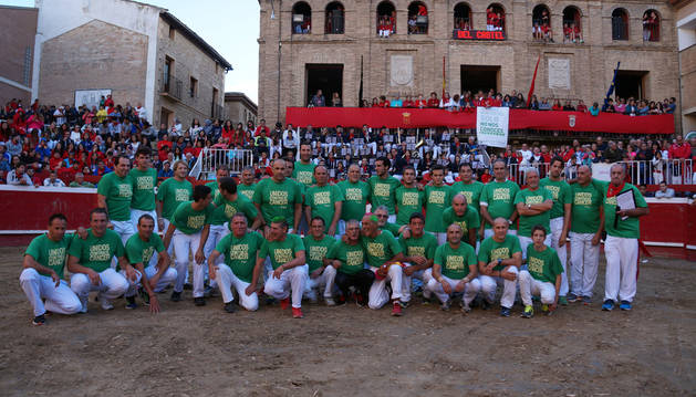 Los 33 participantes en el espectáculo, sobre la arena de la plaza de toros de Villafranca.