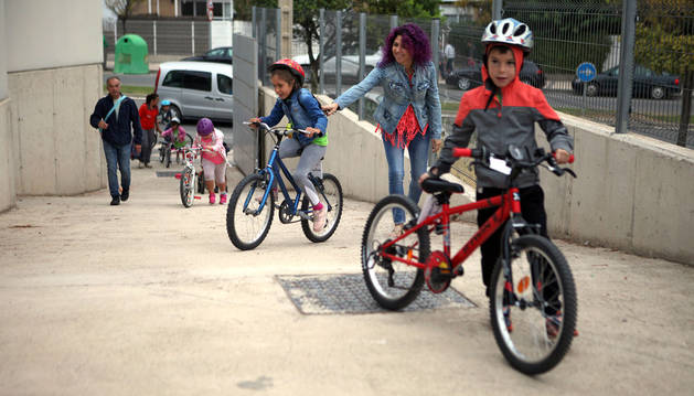 Varios niños llegan en bicicleta al colegio público Huertas Mayores de Tudela.