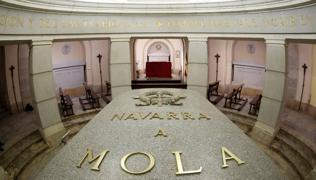 En primer término, la tumba de Mola con las letras en metal de oro y un escudo con la laureada de San Fernando.