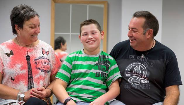 Aimar Galán Irisarri, que está a punto de cumplir 12 años, posa con su tía Nati Galán y su padre, Ricardo, en el Centro Neurológico de Atención Integral (CNAI), en Imárcoain, donde recibe terapias.