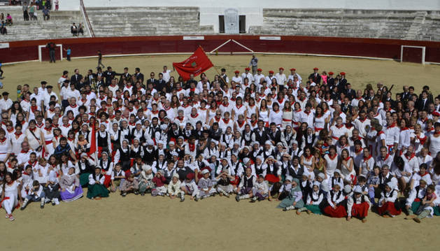 Todos los participantes en la jornada, danzaris, músicos y voluntarios, posaron para una foto de familia en la plaza de toros después de terminar el encuentro con el Baile de La Era.