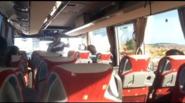 Un viajero pide matrimonio a su novia en el autobús que une Madrid con Pamplona