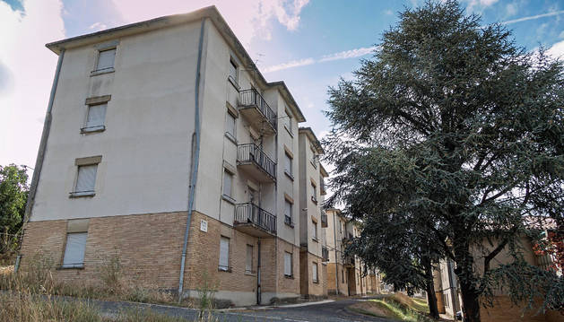 A la izquierda, los bloques que se van a rehabilitar. Delante, los inmuebles a derribar.