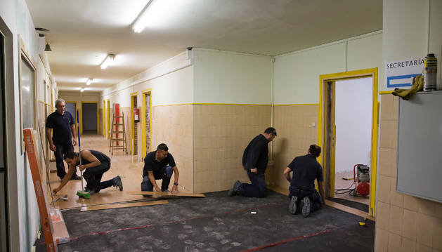 Varios trabajadores colocan el suelo nuevo para las oficinas de Asimec en el antiguo conservatorio.