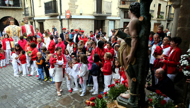 La ofrenda floral infantil a San Sebastián, que se realizó en la calle y con los gigantes, fue más concurrida.