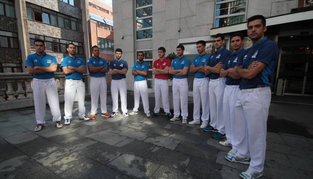 Los pelotaris de Aspe y Asegarce durante la presentación del torneo que tuvo lugar ayer en Bilbao.