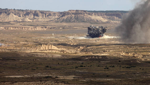 una de las columnas de humo provocadas por un impacto con fuego real durante las maniobras celebradas este miércoles en Bardenas.