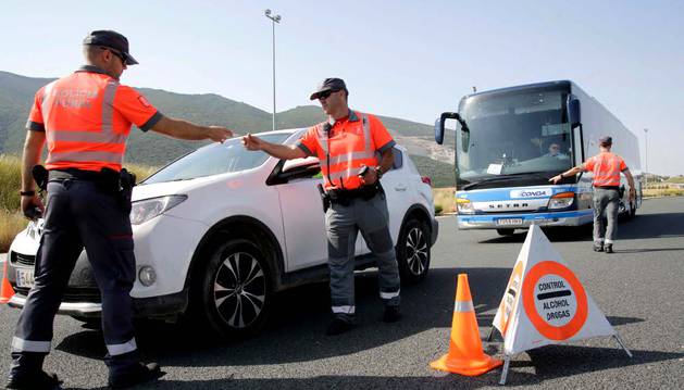 Agentes de la Policía Foral, durante la realización de un control de alcohol y drogas junto al peaje de Imárcoain.