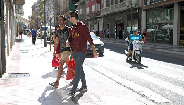 Varias personas caminan por la avenida de Zaragoza, incluida en los presupuestos participativos.