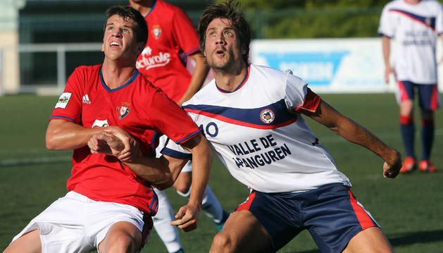 Endika Galarza, central de Osasuna Promesas, y Andoni Ibero, capitán y mediapunta de la Mutilvera, luchan por la posición durante una acción de ayer.